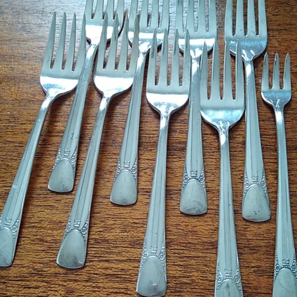 Embassy silver plate, 6 salad forks, 1 pickle fork